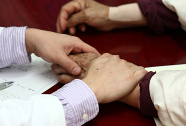 인천자생한방병원 자생치료의 특징-환자 손을 잡아 건강상태를 체크 하고 있는 의사의 모습