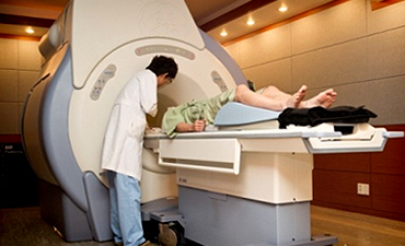 인천자생한방병원 자생치료의 특징-MRI 검사하는 환자와 의사의 모습